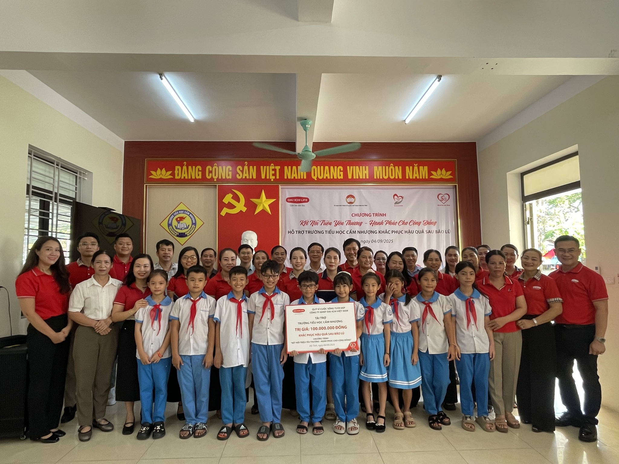 Ngày 4/9/2025, Quỹ Vì cuộc sống tươi đẹp của Dai-ichi Life Việt Nam đã phối hợp với Ủy ban Mặt trận Tổ quốc Tỉnh Hà Tĩnh, đến thăm và trao tài trợ 100 triệu đồng cho Trường Tiểu học Cẩm Nhượng, Xã Thiên Cầm, Tỉnh Hà Tĩnh nhằm chung tay cùng nhà trường khắc phục hậu quả do mưa bão vừa qua